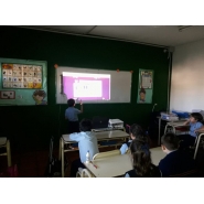 Repaso para evaluación con la pizarra con alumnos de 3er º